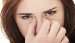 Глазной тик - одно из характерных проявлений симптоматики заболевания