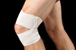 Фиксация колена эластичной повязкой