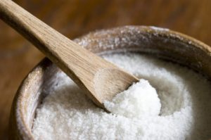 Кухонную соль желательно вообще не применять