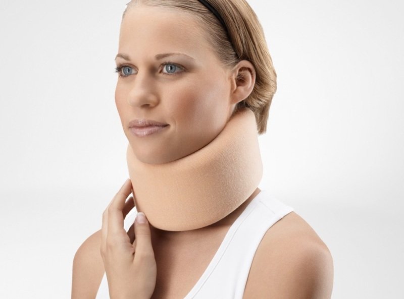 Больным остеохондрозом шеи рекомендуют носить специальный воротник