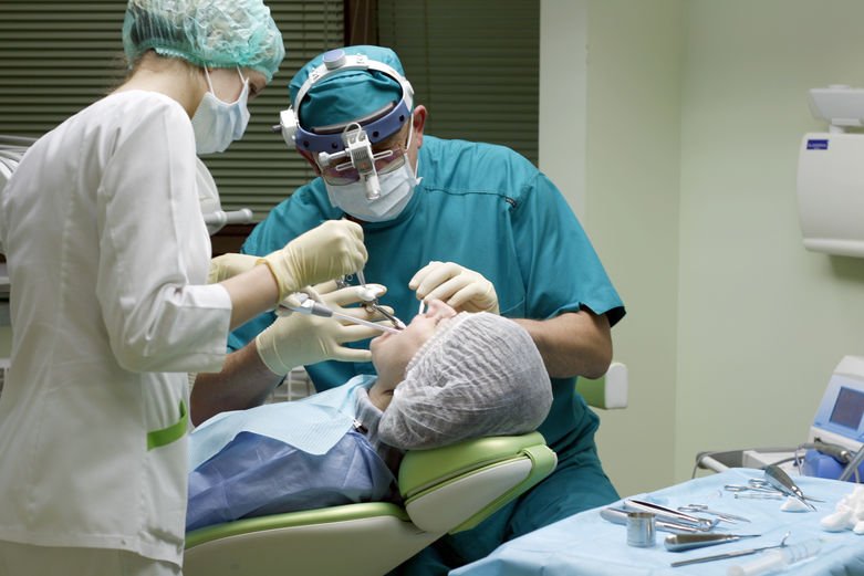 Хирург делает операцию по иссечению остеомы челюсти
